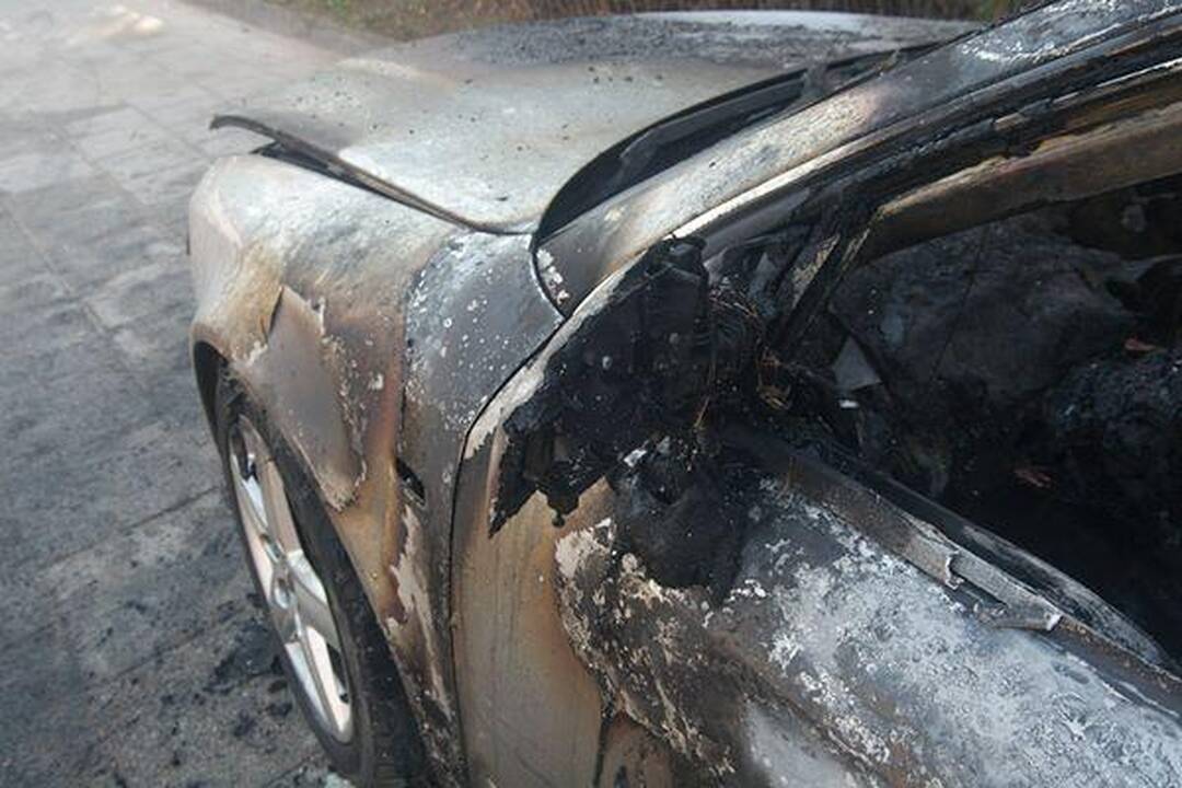 Vilniuje sudeginti du automobiliai