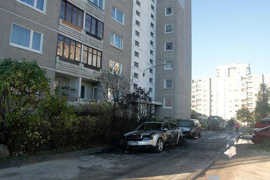 Vilniuje sudeginti du automobiliai