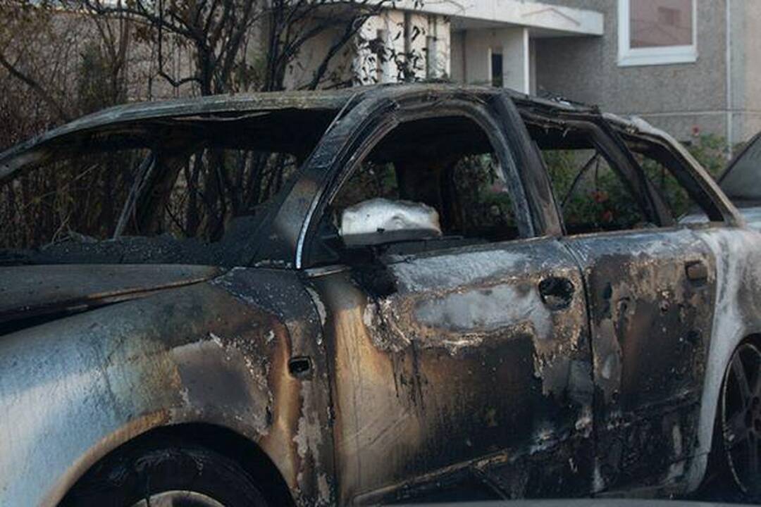 Vilniuje sudeginti du automobiliai