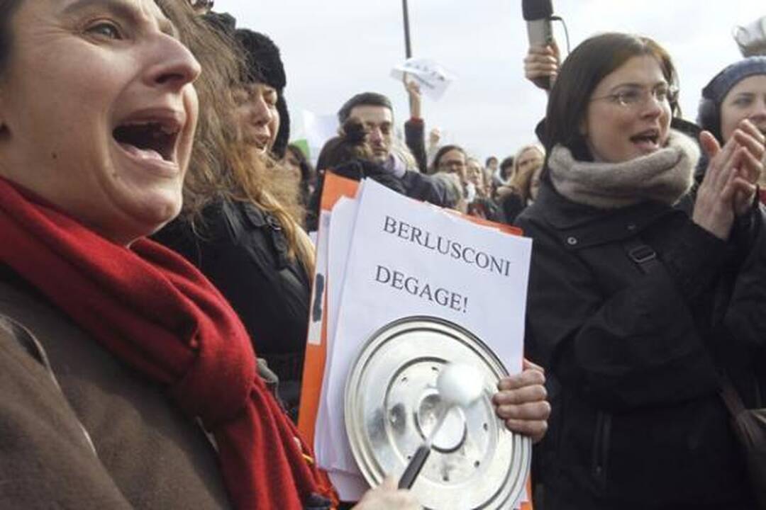 Italijos premjeras numojo ranka į masinį moterų protestą