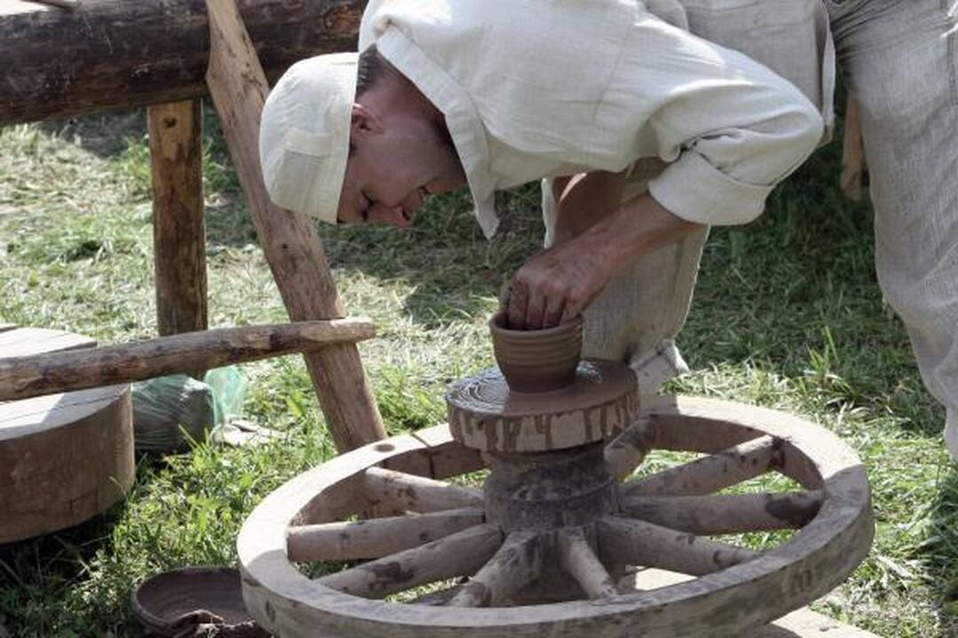 Kernavėje šurmuliuoja Gyvosios archeologijos dienos