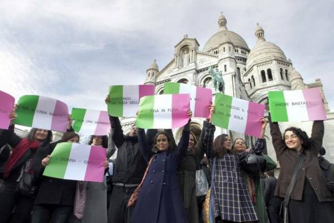 Italijos premjeras numojo ranka į masinį moterų protestą