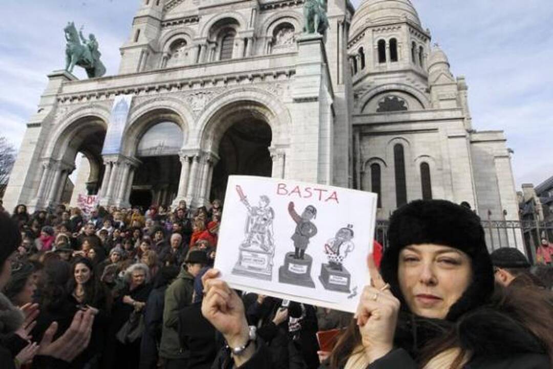 Italijos premjeras numojo ranka į masinį moterų protestą