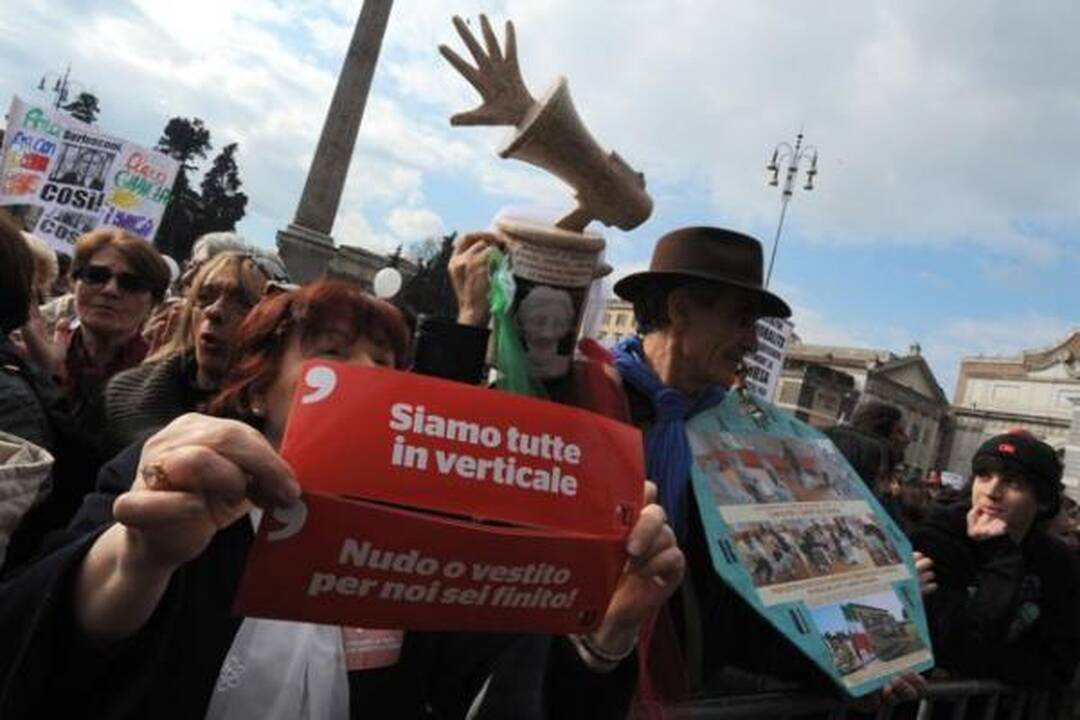 Italijos premjeras numojo ranka į masinį moterų protestą