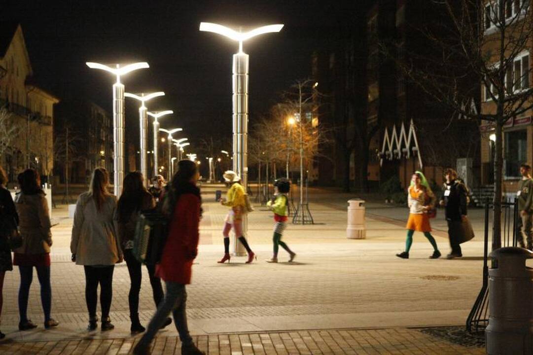 Europos šalių gatvės teatro menininkai kvietė klaipėdiečius šėlti