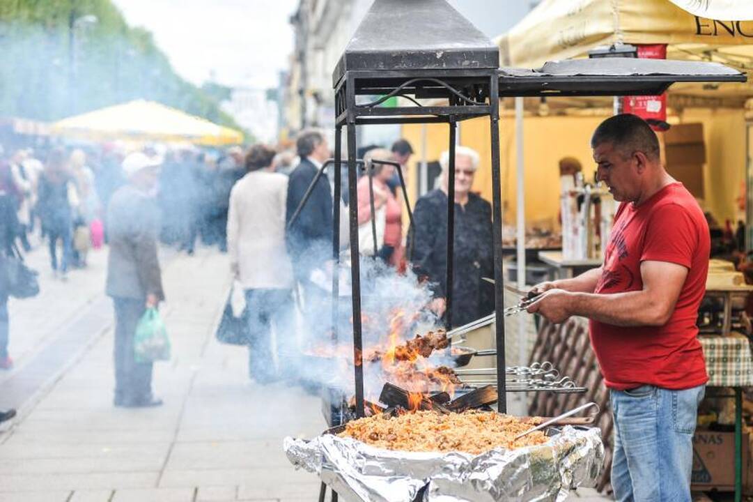 Rudens mugėje – dobilų alus, daržovių kilimai ir šakočio dalybos