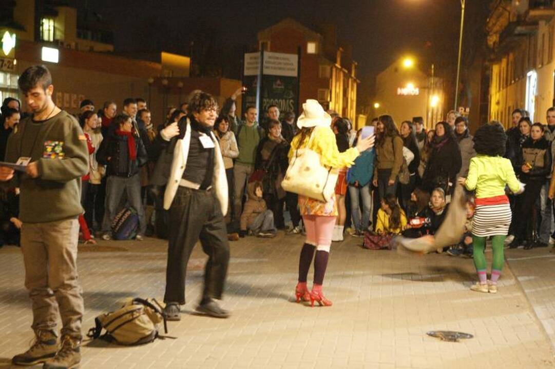 Europos šalių gatvės teatro menininkai kvietė klaipėdiečius šėlti