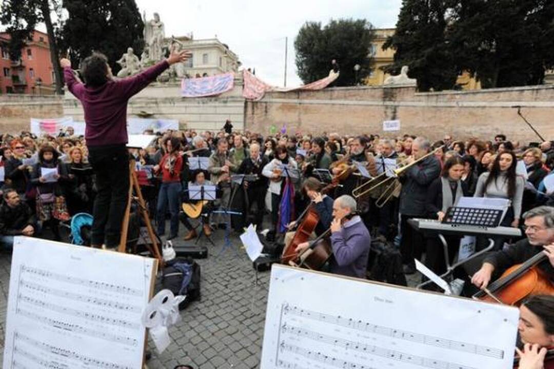 Italijos premjeras numojo ranka į masinį moterų protestą