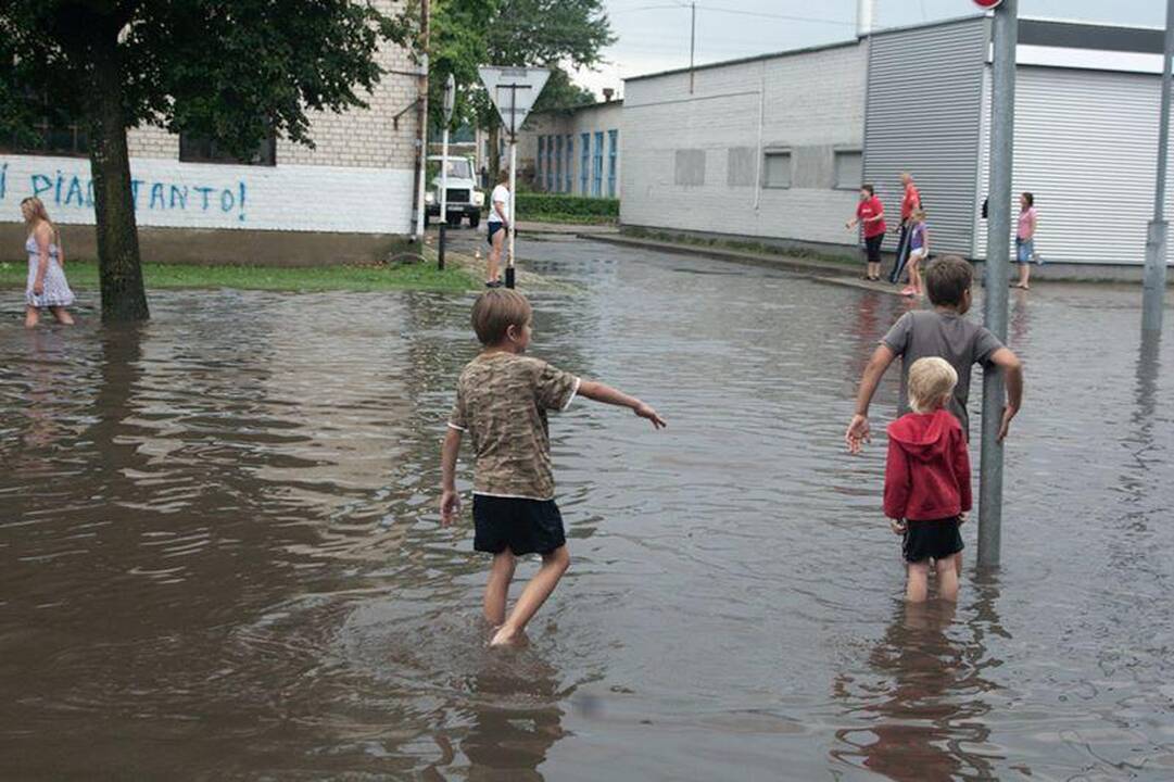 Liūtis užtvindė centrinę Švenčionių gatvę