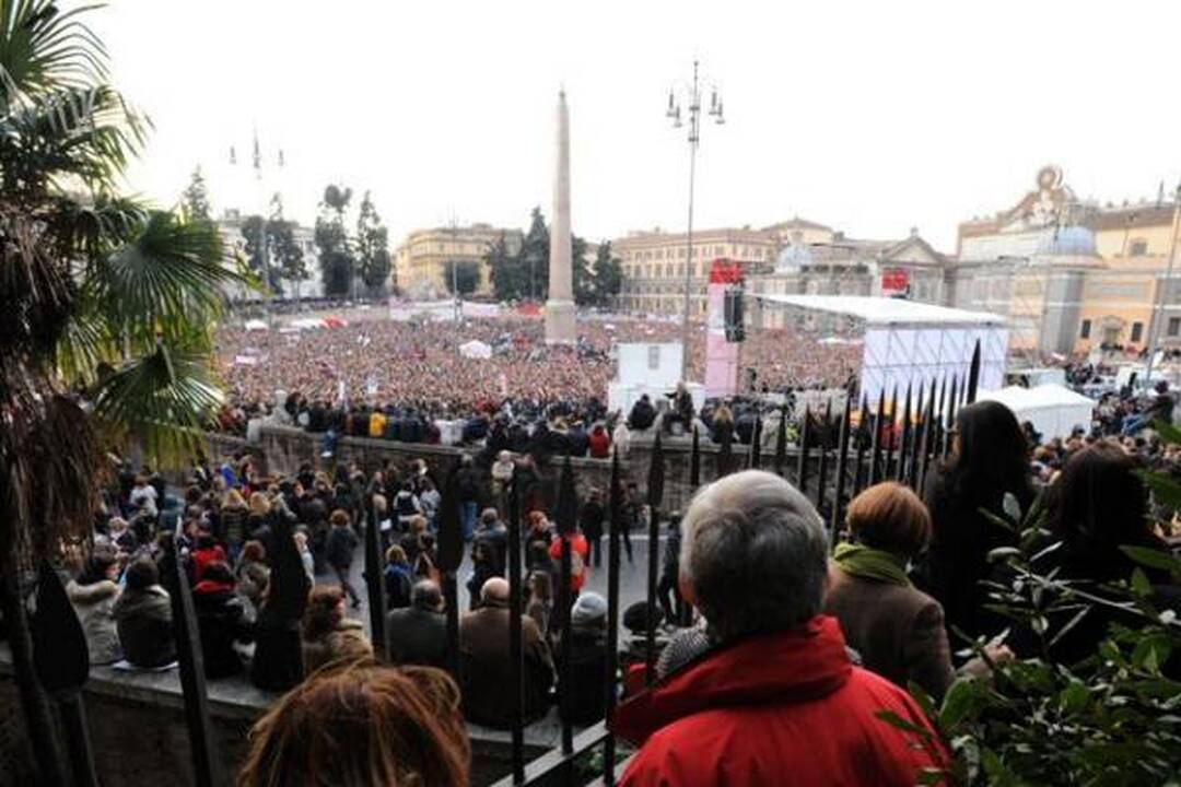 Italijos premjeras numojo ranka į masinį moterų protestą