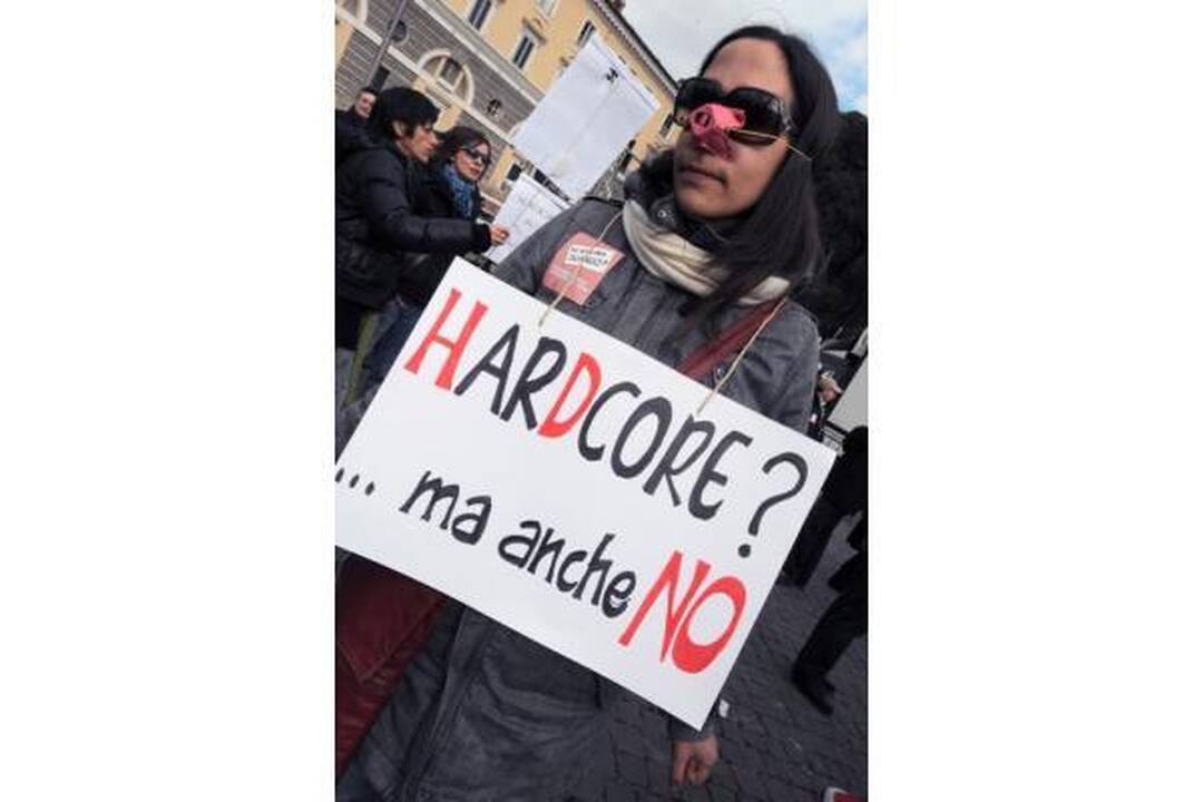 Italijos premjeras numojo ranka į masinį moterų protestą