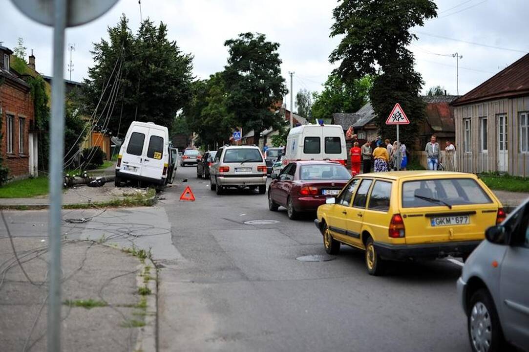 Po avarijos nuvirtus elektros stulpui kilo mirtinas pavojus