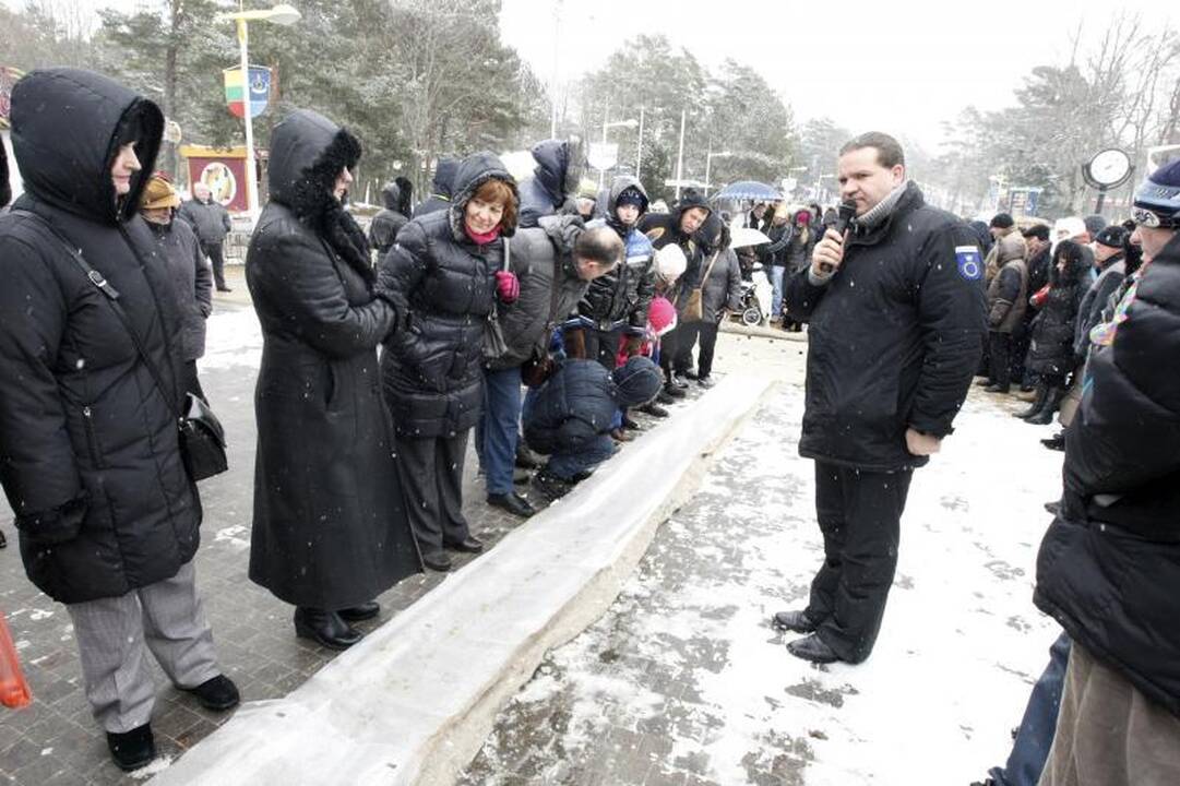 Velykų linksmybėms Palangoje sutrukdė sniegas 
