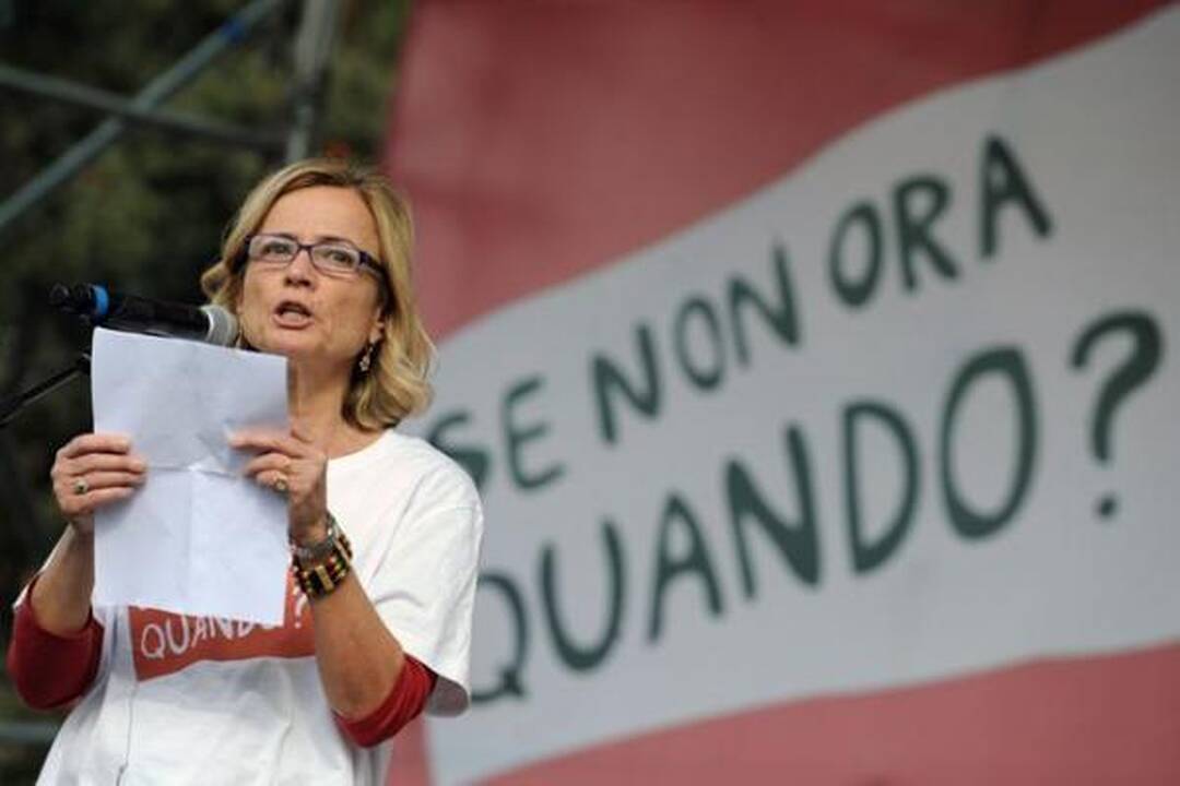Italijos premjeras numojo ranka į masinį moterų protestą