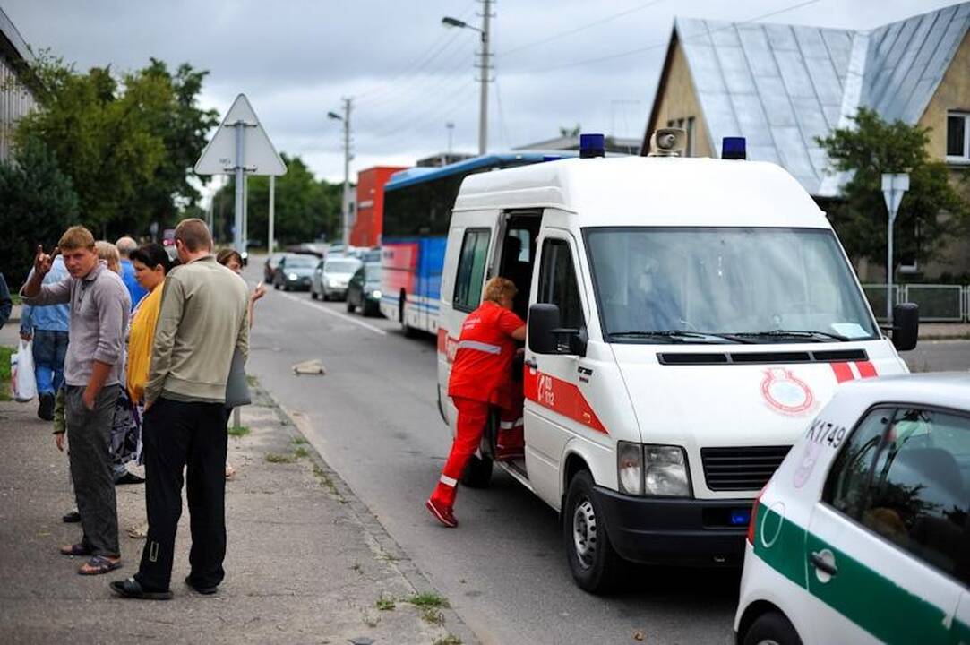 Po avarijos nuvirtus elektros stulpui kilo mirtinas pavojus