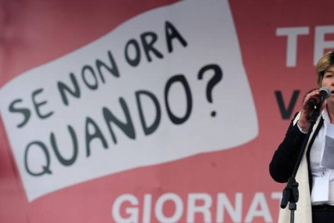 Italijos premjeras numojo ranka į masinį moterų protestą