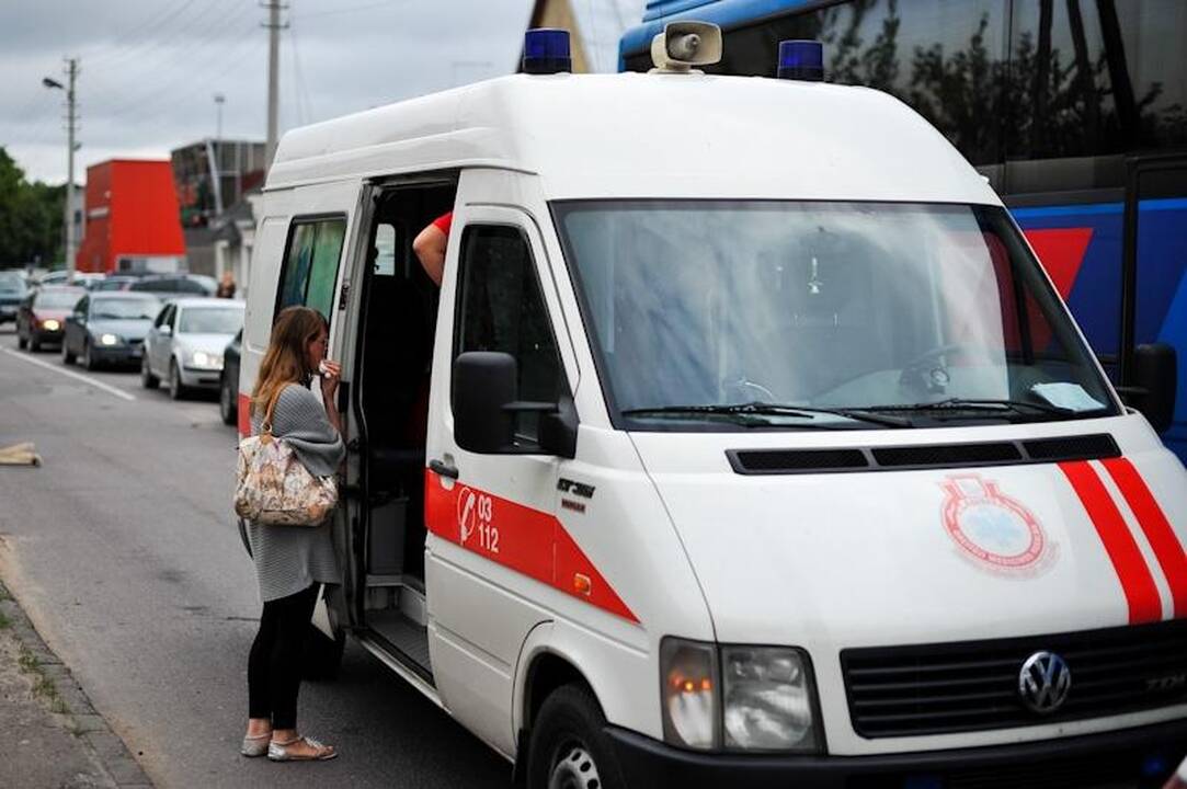 Po avarijos nuvirtus elektros stulpui kilo mirtinas pavojus