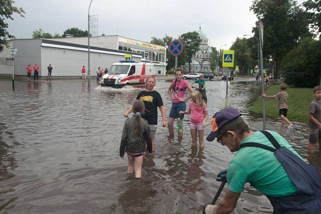 Liūtis užtvindė centrinę Švenčionių gatvę