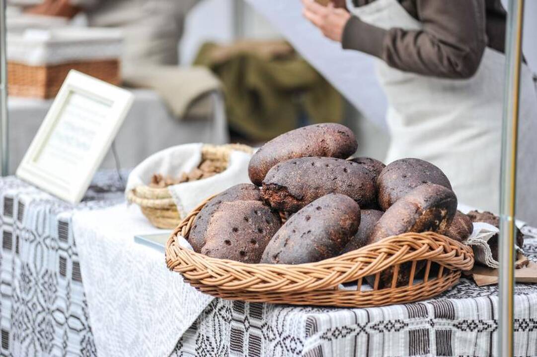 Rudens mugėje – dobilų alus, daržovių kilimai ir šakočio dalybos