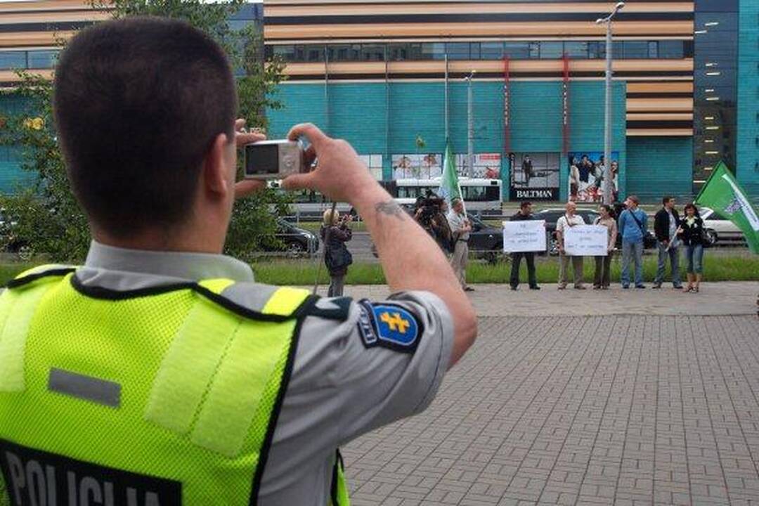 Prie Policijos departamento – Kalvarijos kriminalistus remiančių kolegų protestas