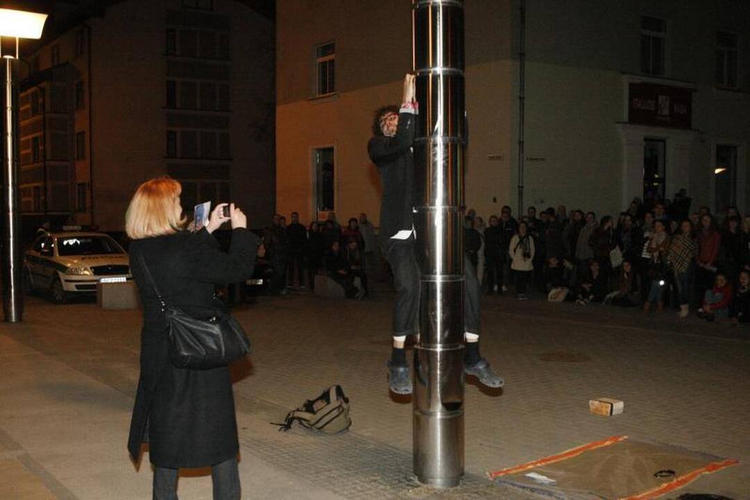 Europos šalių gatvės teatro menininkai kvietė klaipėdiečius šėlti