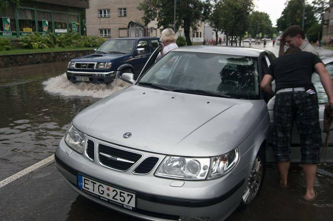Liūtis užtvindė centrinę Švenčionių gatvę