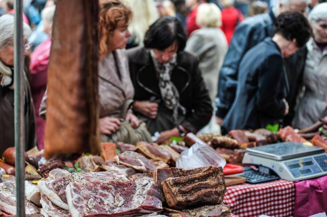 Rudens mugėje – dobilų alus, daržovių kilimai ir šakočio dalybos