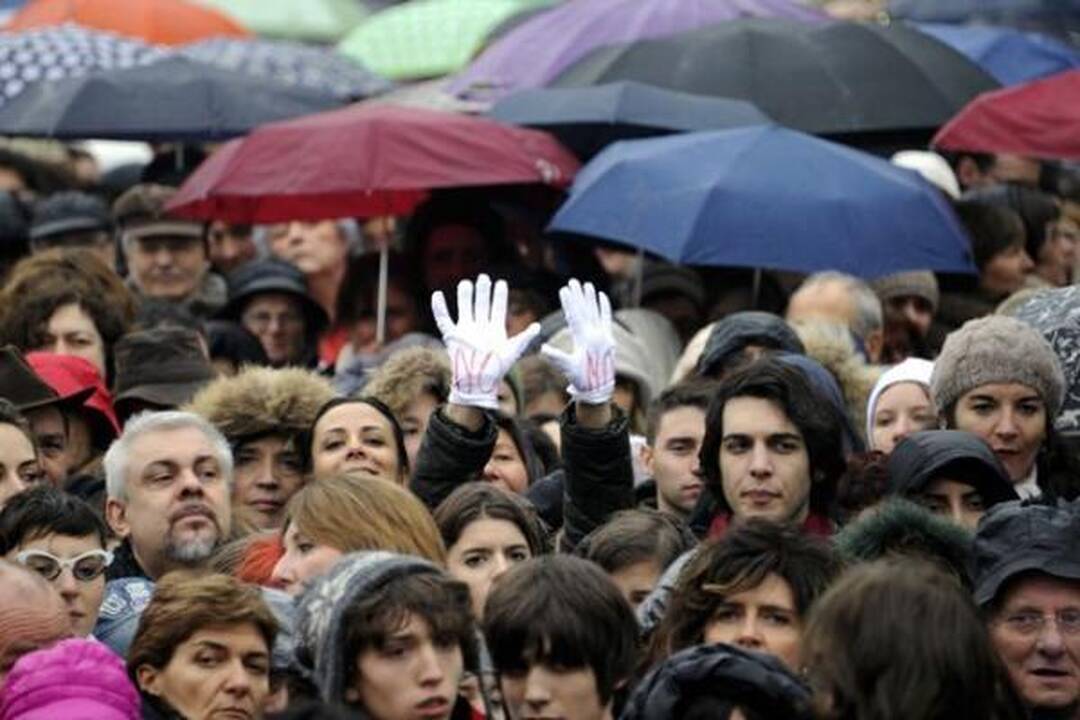 Italijos premjeras numojo ranka į masinį moterų protestą