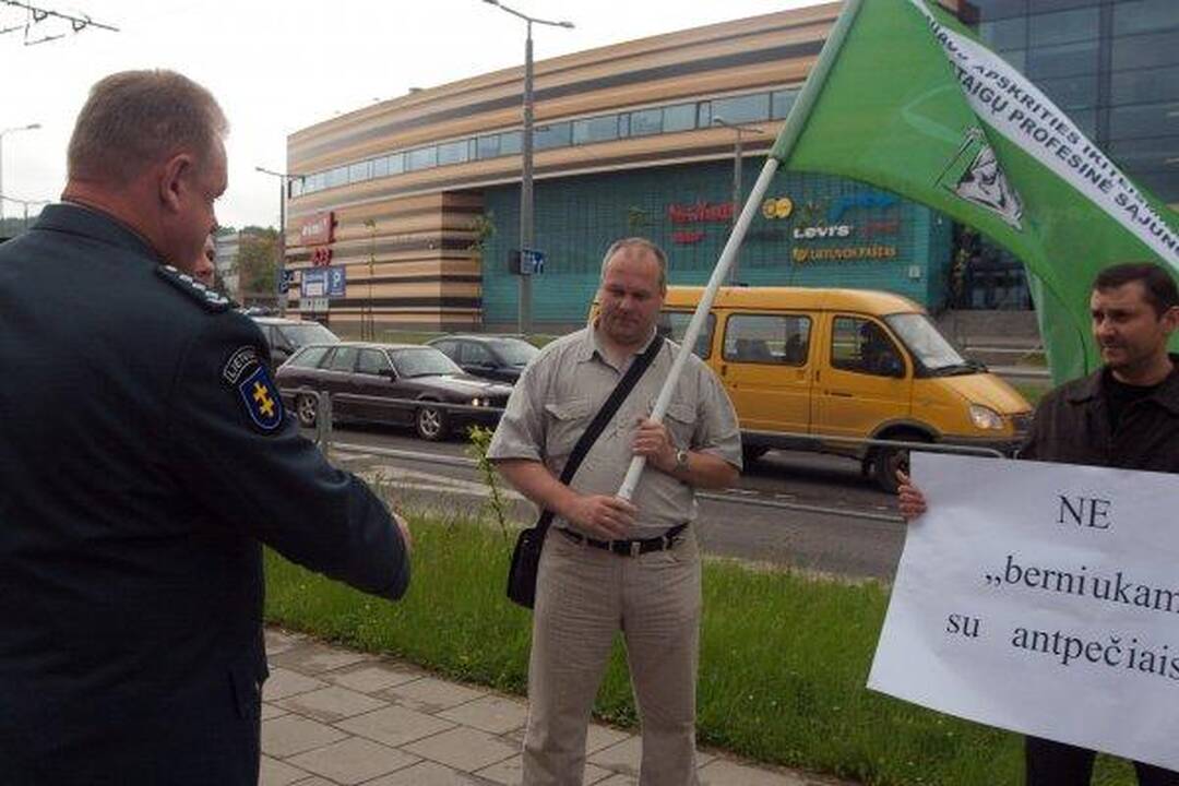 Prie Policijos departamento – Kalvarijos kriminalistus remiančių kolegų protestas