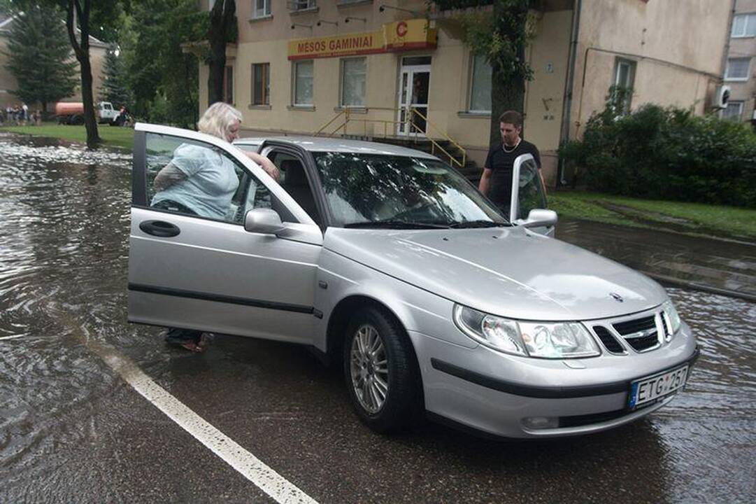 Liūtis užtvindė centrinę Švenčionių gatvę