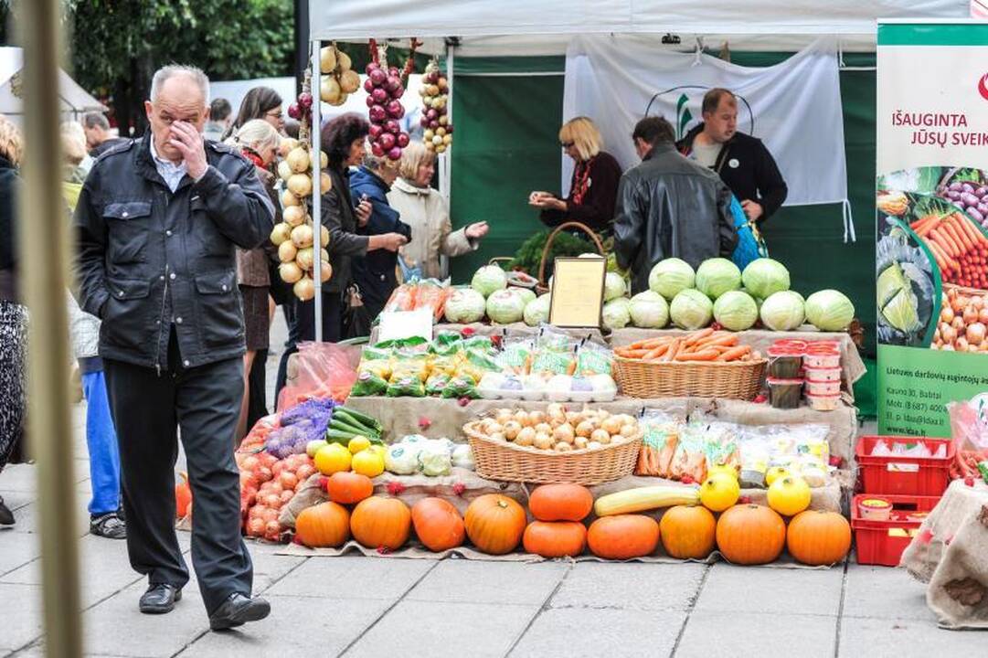 Rudens mugėje – dobilų alus, daržovių kilimai ir šakočio dalybos