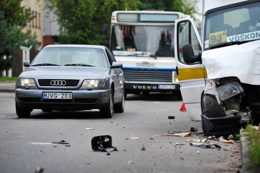 Po avarijos nuvirtus elektros stulpui kilo mirtinas pavojus