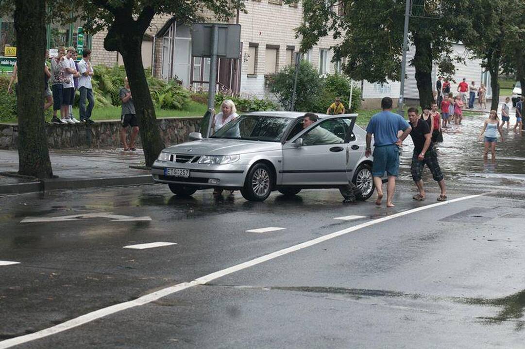 Liūtis užtvindė centrinę Švenčionių gatvę