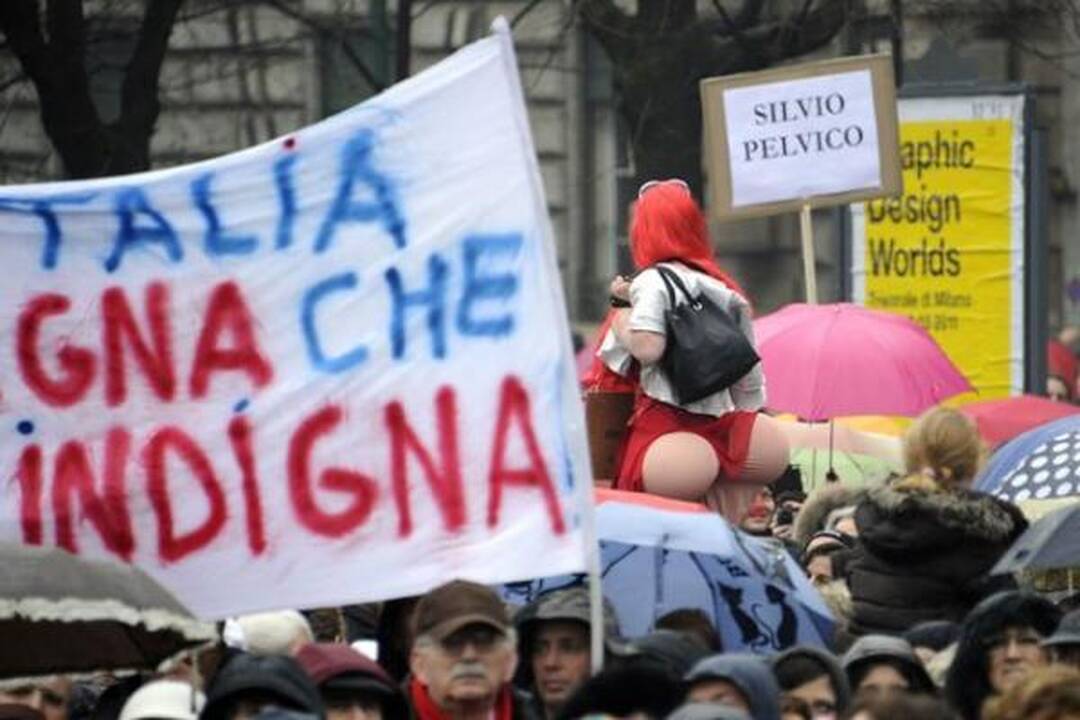 Italijos premjeras numojo ranka į masinį moterų protestą