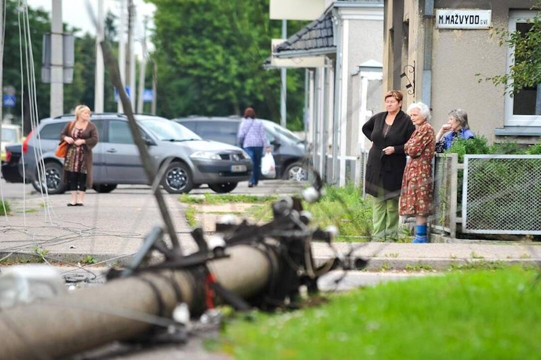 Po avarijos nuvirtus elektros stulpui kilo mirtinas pavojus