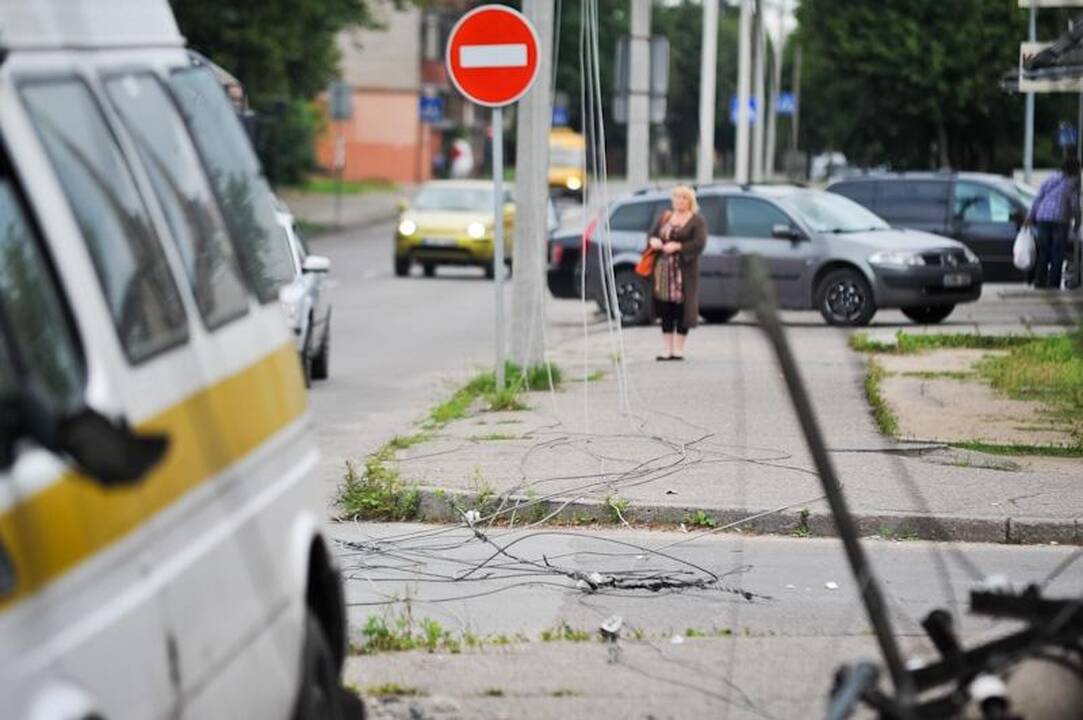 Po avarijos nuvirtus elektros stulpui kilo mirtinas pavojus