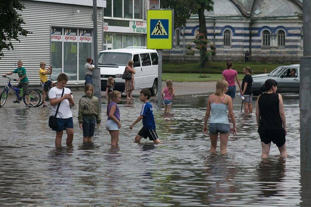 Liūtis užtvindė centrinę Švenčionių gatvę