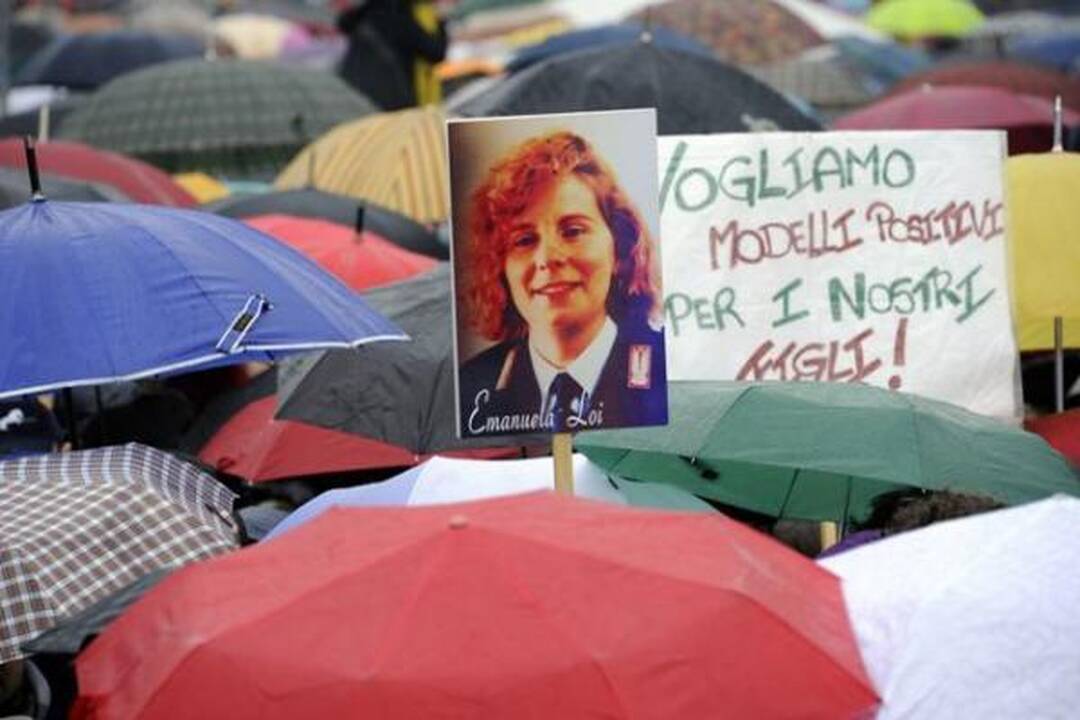 Italijos premjeras numojo ranka į masinį moterų protestą