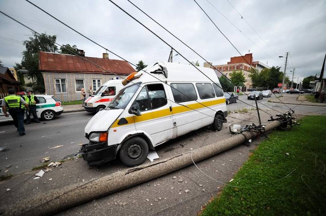 Po avarijos nuvirtus elektros stulpui kilo mirtinas pavojus
