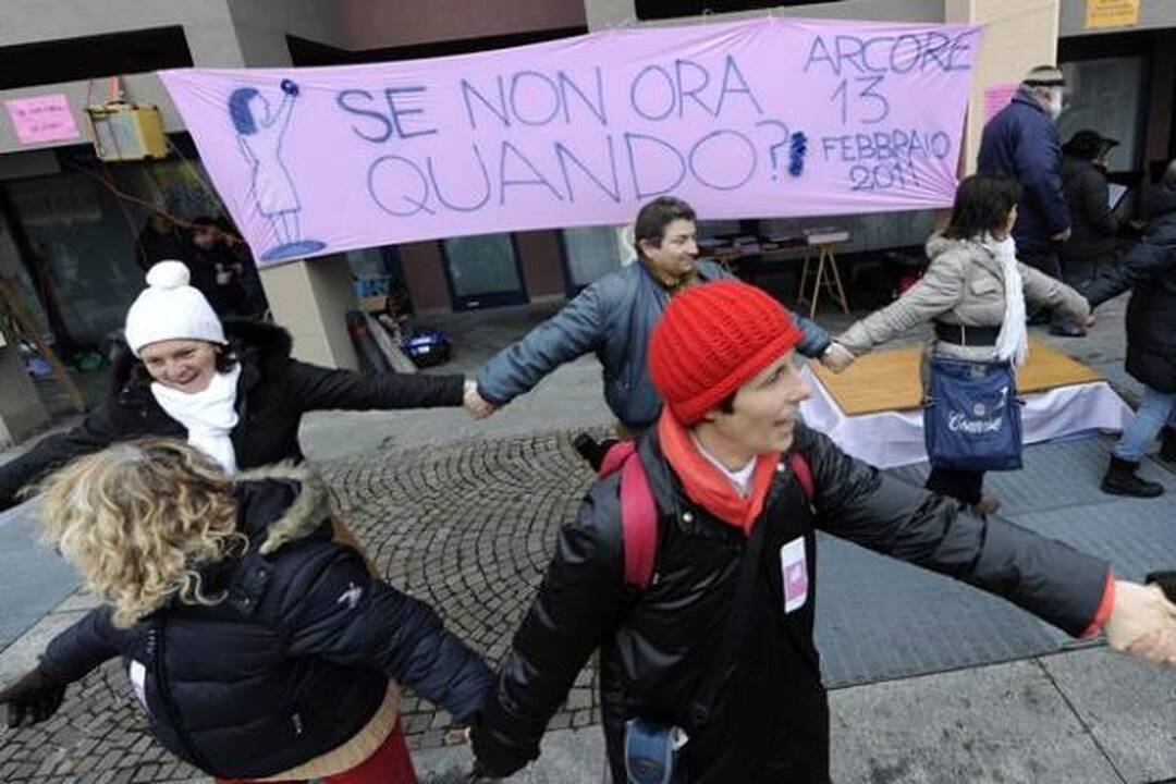Italijos premjeras numojo ranka į masinį moterų protestą