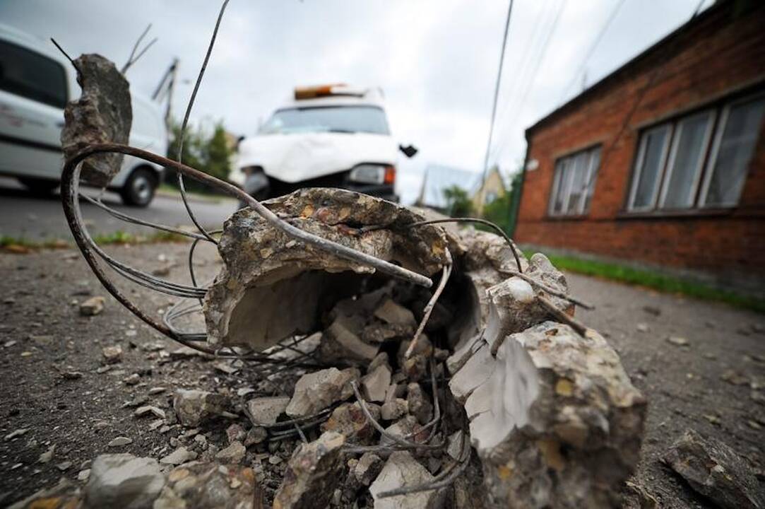 Po avarijos nuvirtus elektros stulpui kilo mirtinas pavojus