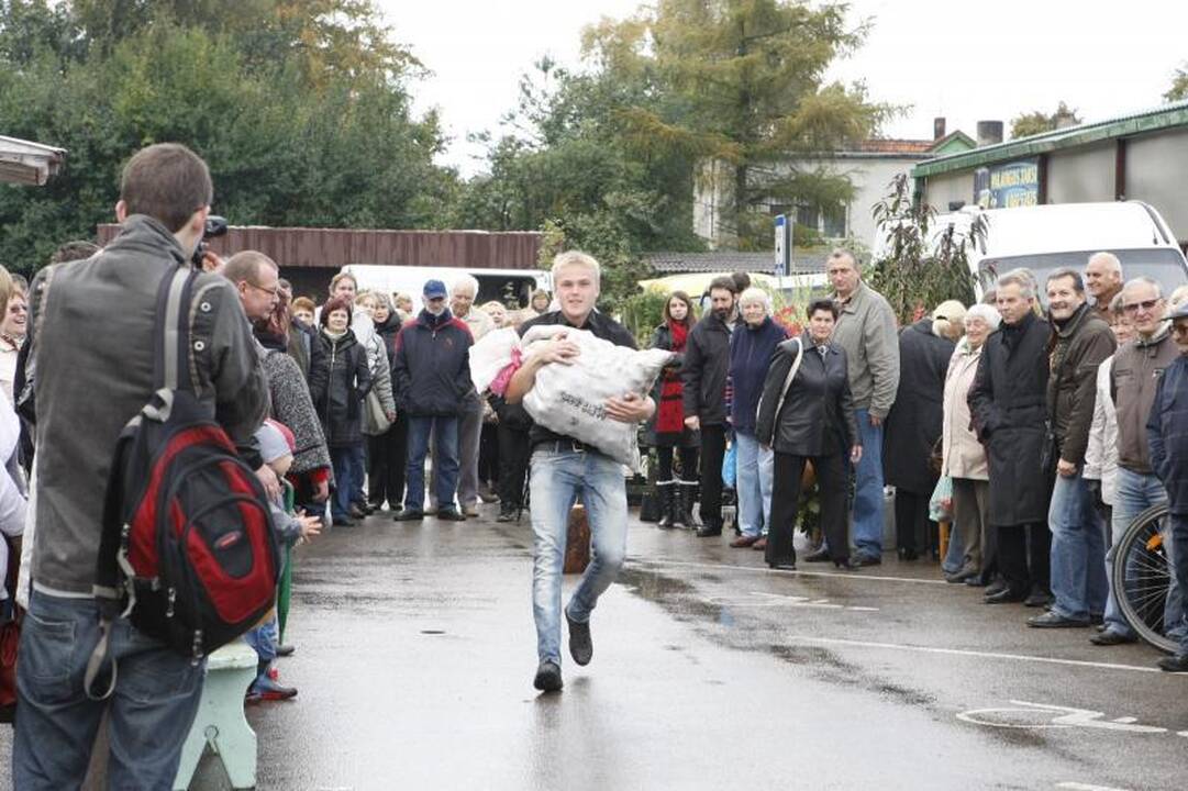 Į Palangos turgaus šventę savaitgalį viliojo atrakcijos
