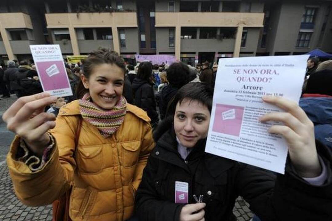 Italijos premjeras numojo ranka į masinį moterų protestą