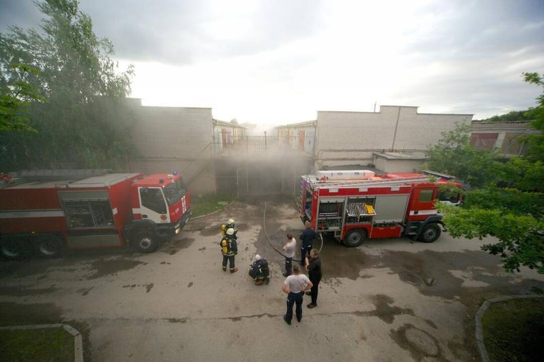 Garažų masyve Islandijos pl. degė automobilis (foto)