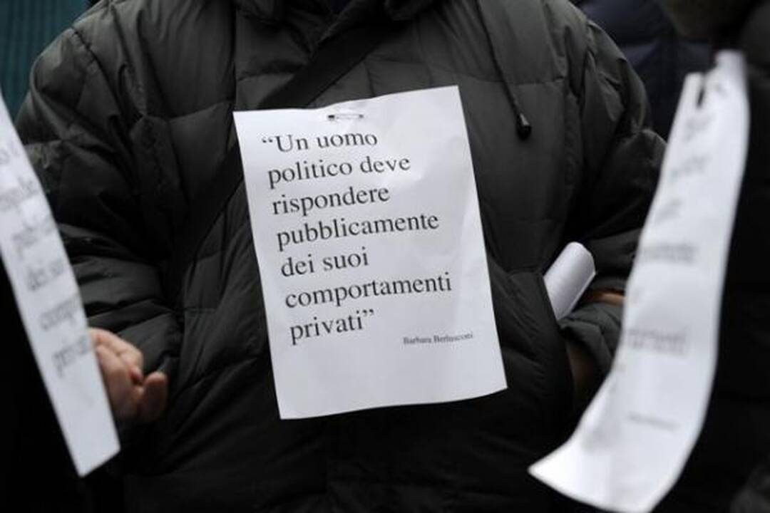 Italijos premjeras numojo ranka į masinį moterų protestą