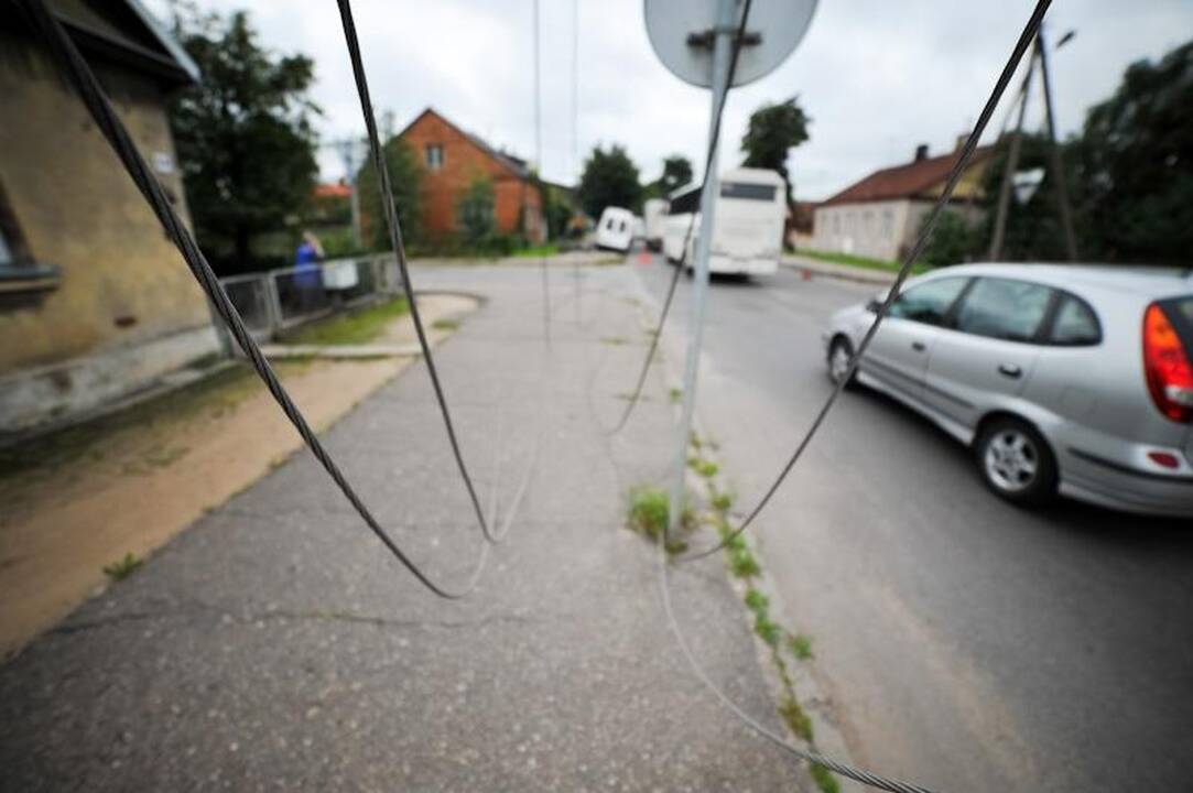 Po avarijos nuvirtus elektros stulpui kilo mirtinas pavojus