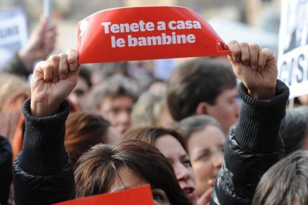 Italijos premjeras numojo ranka į masinį moterų protestą