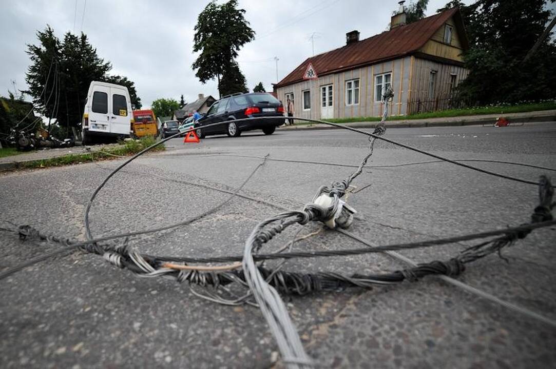 Po avarijos nuvirtus elektros stulpui kilo mirtinas pavojus