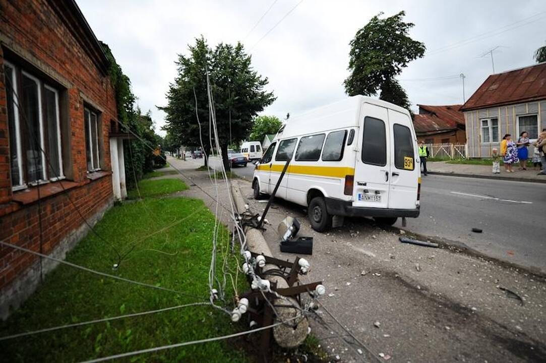 Po avarijos nuvirtus elektros stulpui kilo mirtinas pavojus