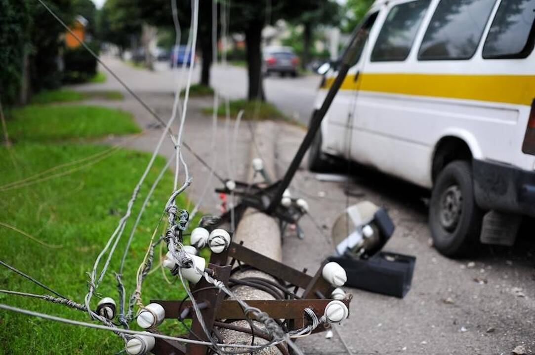 Po avarijos nuvirtus elektros stulpui kilo mirtinas pavojus